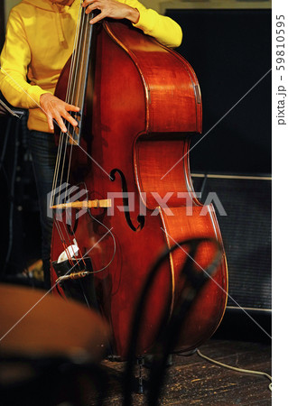 ジャズライブ　ベースプレイ 59810595