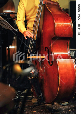 ジャズライブ　ベースプレイ 59810600