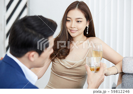 男女　ライフスタイル　パーティー 59812246