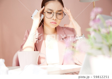 女性 ビジネス デスクワーク 女性 ビジネス デスクワーク 59812251