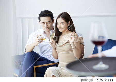 カップル　ライフスタイル　パーティー 59812333