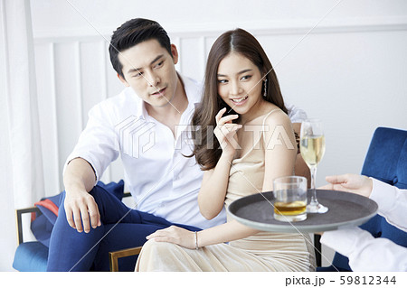 カップル　ライフスタイル　パーティー 59812344