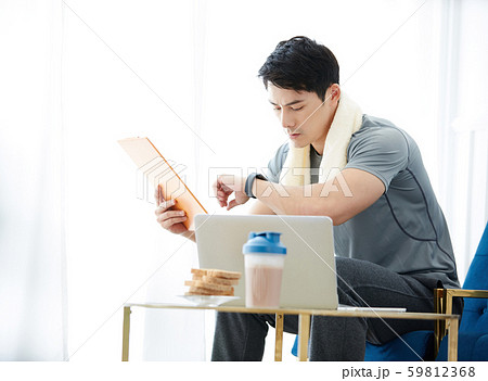 男性　ライフスタイル　腕時計 59812368