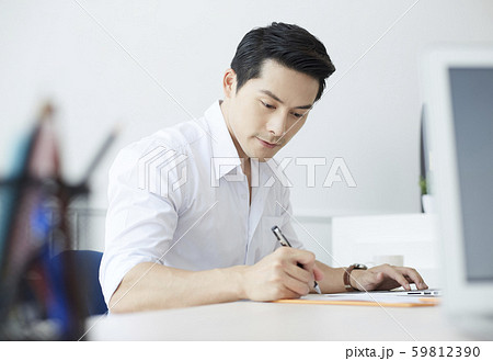 男性 ビジネス デスクワーク 男性 ビジネス デスクワーク 59812390