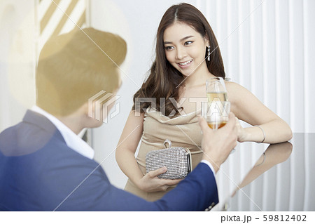 男女　ライフスタイル　パーティー 59812402