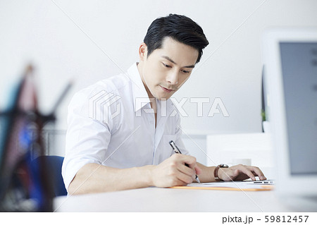 男性　ビジネス　デスクワーク 59812457