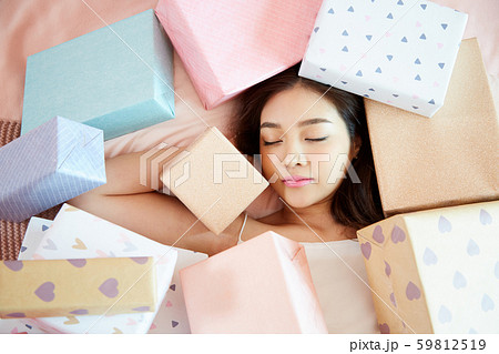 女性　ライフスタイル　ショッピング 59812519