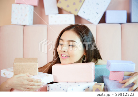 女性　ライフスタイル　ショッピング 59812522