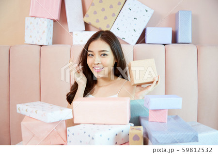 女性　ライフスタイル　ショッピング 59812532