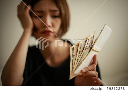 ご祝儀を悩む女性 ご祝儀を悩む女性 59812878