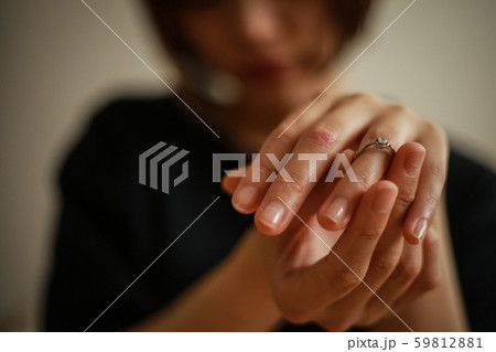 指輪を外す女性 59812881