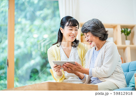 タブレット端末を操作する親子　母子　シニア女性　ミドル女性　2人 59812918