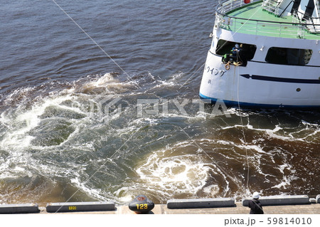 横浜港のレストラン観光船ロイヤルウイングの着岸作業 59814010