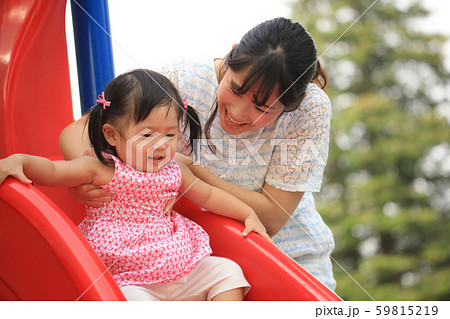 すべり台で遊ぶ親子 すべり台で遊ぶ親子 59815219