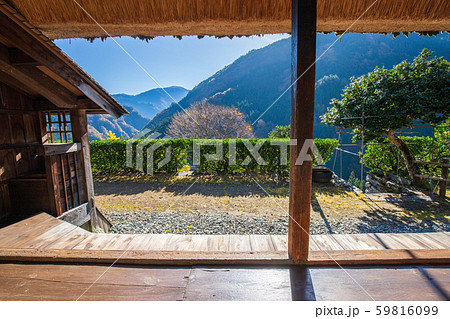 旧家の座敷より四国山地を望む 59816099