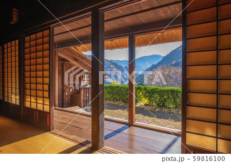 旧家の座敷より四国山地を望む 59816100