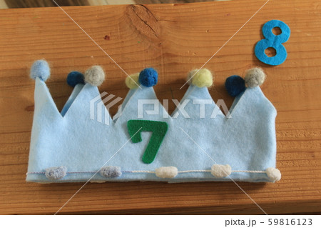 お誕生日の手作り王冠の写真素材