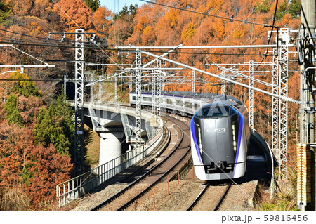 長野県富士見町、紅葉の中立場川橋梁を渡るＥ353系あずさ 59816456