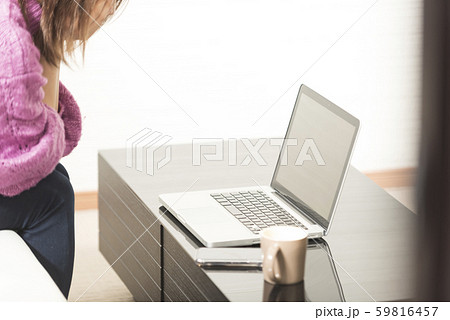 パソコン　タイピング　キーボード　女性　在宅勤務 59816457