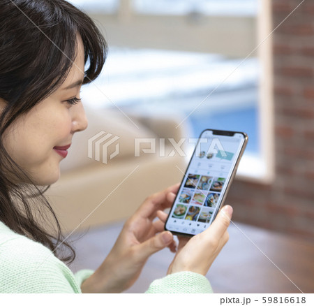 スマートフォンを操作する女性（SNSイメージ） 59816618