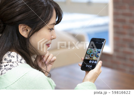 スマートフォンを見る女性(SNSイメージ) スマートフォンを見る女性(SNSイメージ) 59816622