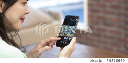 スマートフォンを操作する女性の手元 SNSイメージ スマートフォンを操作する女性の手元 SNSイメージ 59816630
