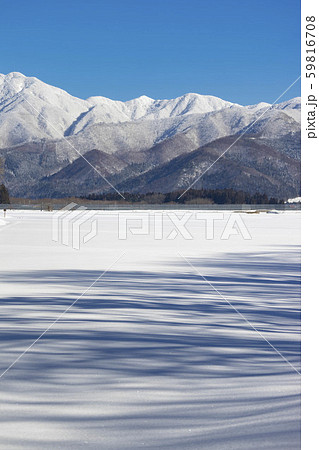 真冬の猪苗代町から雪化粧した安達太良山を望む輝く雪原と樹木の影の美しいコントラスト 真冬の猪苗代町から雪化粧した安達太良山を望む輝く雪原と樹木の影の美しいコントラスト 59816708