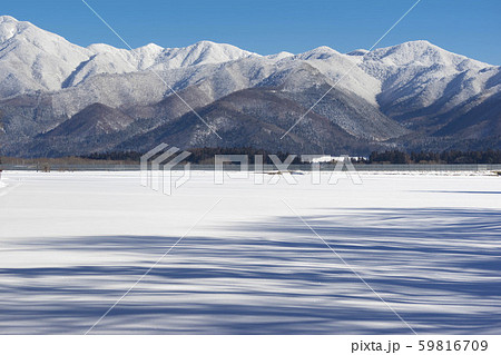 真冬の猪苗代町から雪化粧した安達太良山を望む輝く雪原と樹木の影の美しいコントラスト 真冬の猪苗代町から雪化粧した安達太良山を望む輝く雪原と樹木の影の美しいコントラスト 59816709