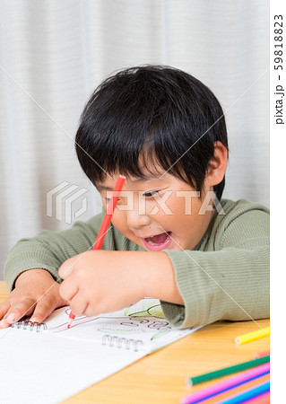 ぬり絵する男の子 59818823