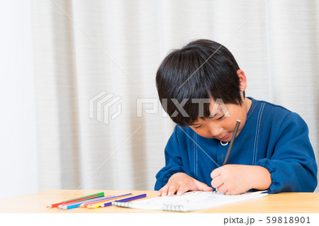 ぬり絵する男の子 59818901