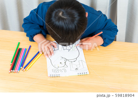 ぬり絵する男の子 59818904