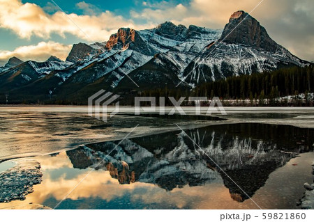 カナディアンロッキーのリフレクション 59821860