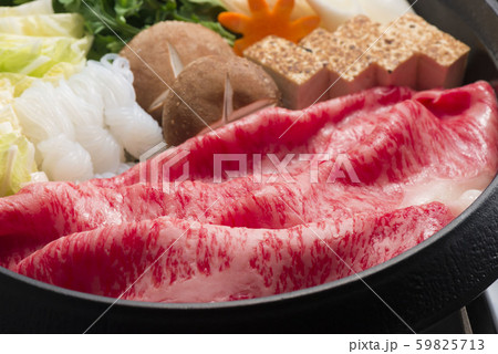 美味しいすき焼き鍋の料理 美味しいすき焼き鍋の料理 59825713