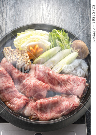 美味しいすき焼き鍋の料理 美味しいすき焼き鍋の料理 59825728