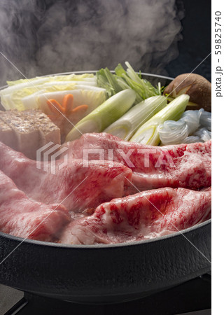 美味しいすき焼き鍋の料理 美味しいすき焼き鍋の料理 59825740