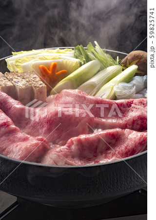 美味しいすき焼き鍋の料理 美味しいすき焼き鍋の料理 59825741