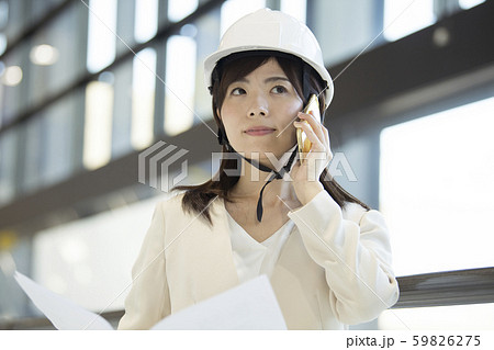 設計士　女性　ヘルメット 59826275