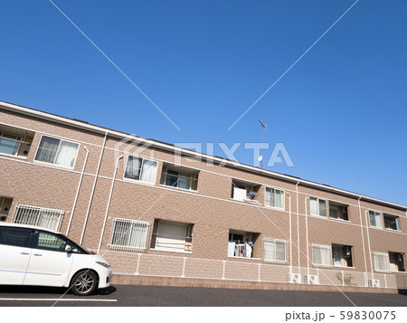 住宅街のアパート 59830075