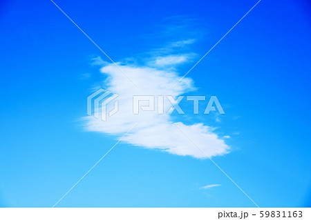 空 青空 ハート型の雲の写真素材