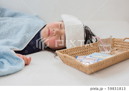 風邪を引いた子ども 59831813