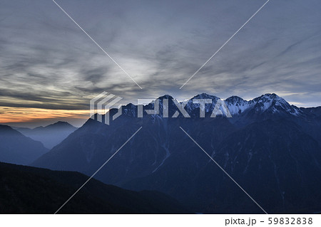 穂高連峰の夕暮れ 【長野県】 蝶ヶ岳より  59832838