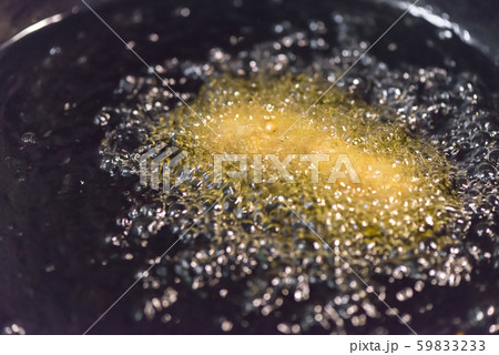 油で揚げ物を調理するシーン 59833233
