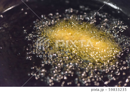 油で揚げ物を調理するシーン 59833235