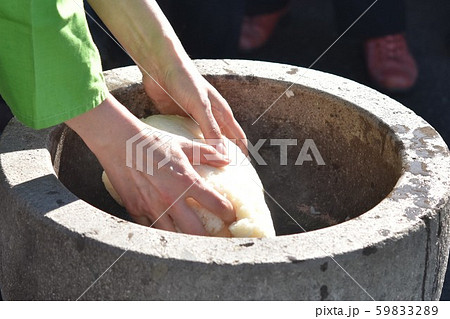 餅つきの一連動作　アップ　素材　背景　　高尾野町　出水市　鹿児島県 59833289