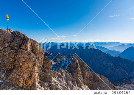 ドイツ最高峰、ツークシュピッツエ頂上, Zugspitze peak 2962m in German 59834164