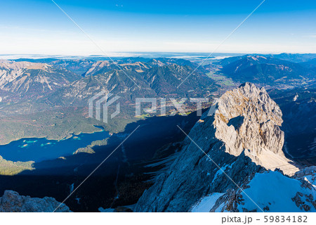 ドイツ最高峰、ツークシュピッツエ頂上, Zugspitze peak 2962m in German 59834182