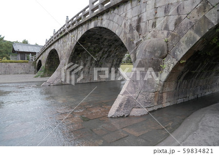 石橋記念公園の石橋の下を流れる静かな川 石橋記念公園の石橋の下を流れる静かな川 59834821