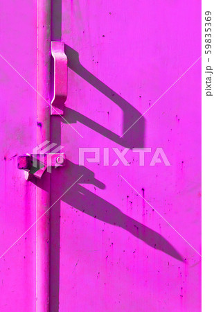 ドア 鍵 ピンク色 取っ手 物置 の写真素材