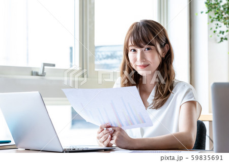 オフィスで働く若い女性 59835691