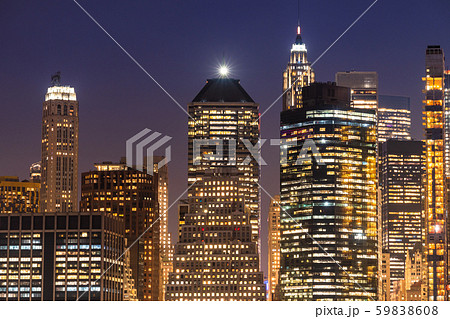 ニューヨーク マンハッタンの夜景 ブルックリンブリッジハイツプロムナードの写真素材